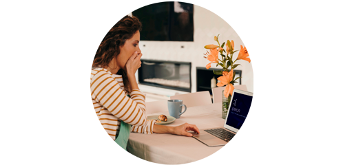 chica asustada viendo pantalla de error en el ordenador