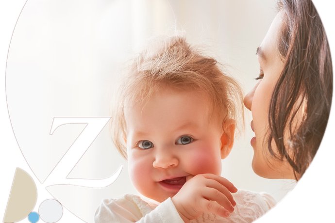 madre con bebé en brazos