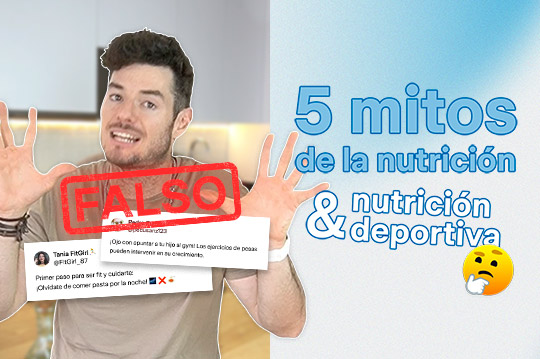 Chico señalando cinco con las dos manos