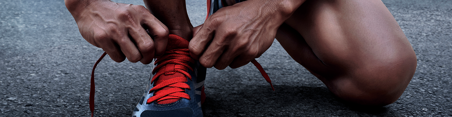 Persona atándose una zapatilla