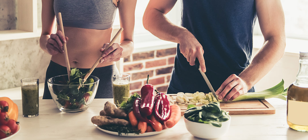 Dos personas preparando una comida
