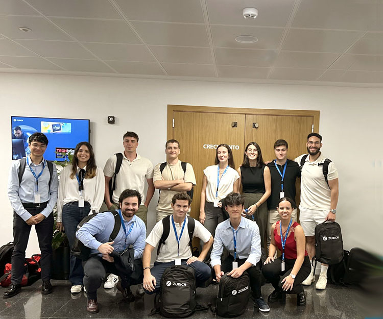 grupo de jóvenes en las oficinas de Zurich 