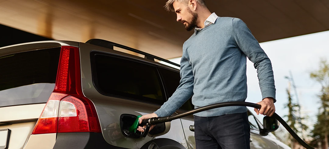 Hombre repostando gasolina o diesel a un coche