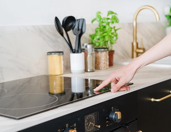 Persona encendiendo una vitrocerámica