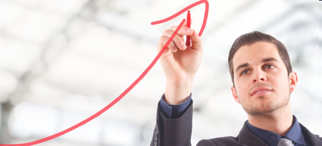 Hombre dibujando una flecha roja hacia arriba