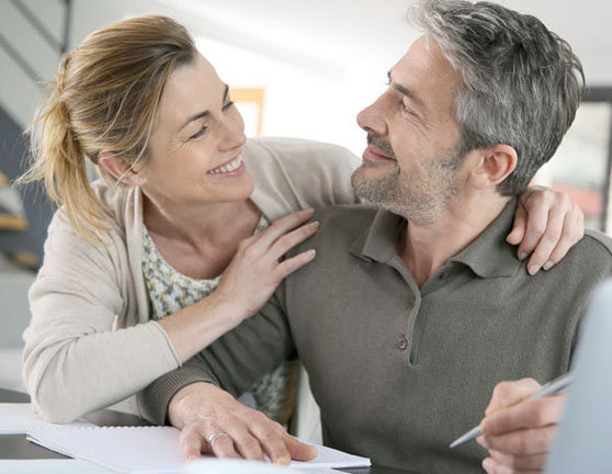 Mujer acompañando y apoyando a su pareja durante la firma de un documento