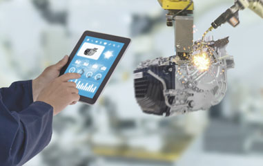 persona con tablet gestionando un robot