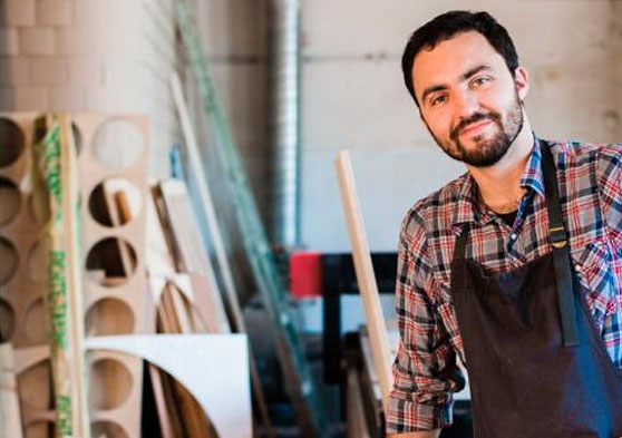 Carpintero trabajando en la fabrica